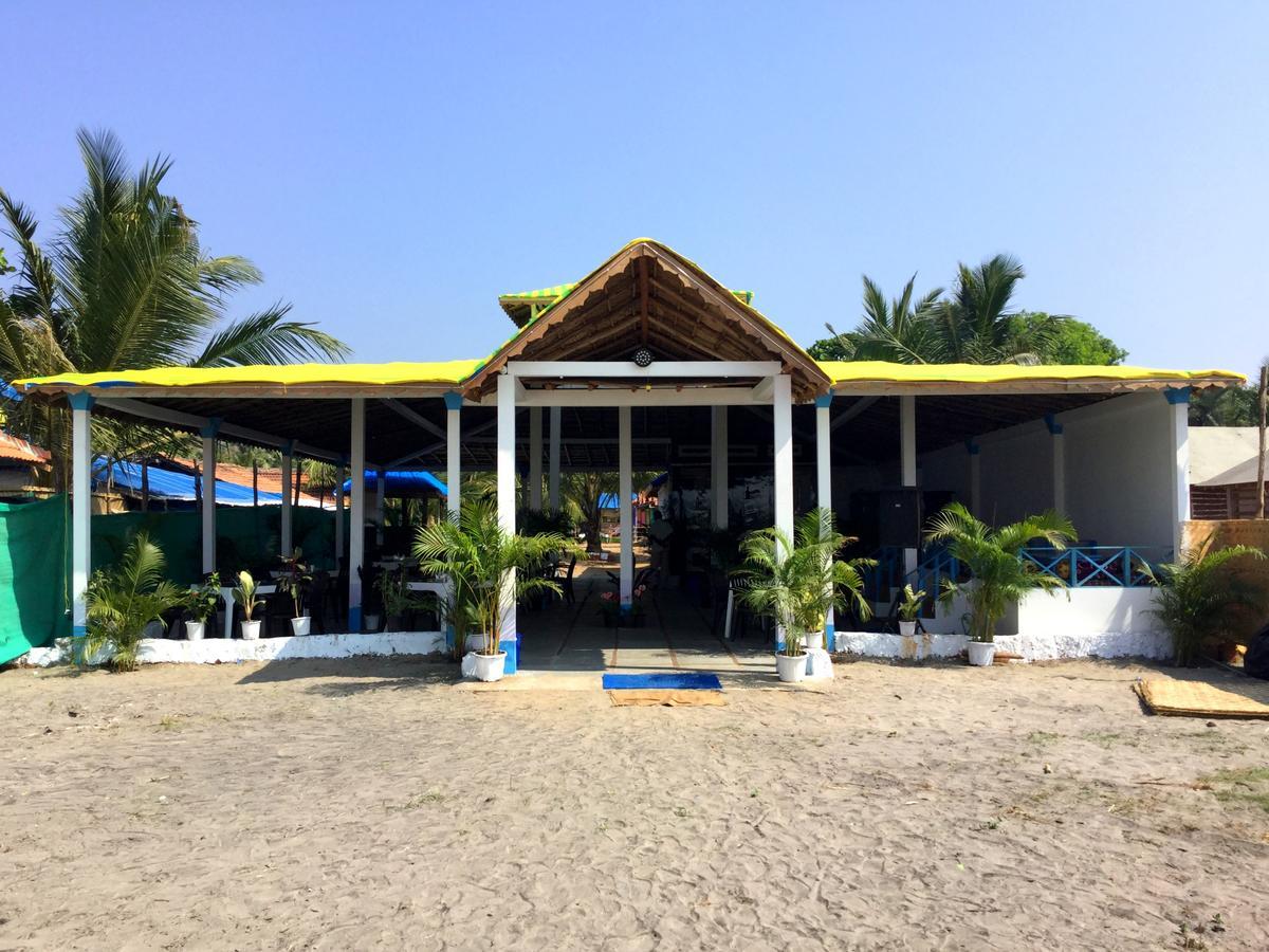 Morjim Queen Beach Resort Bagian luar foto