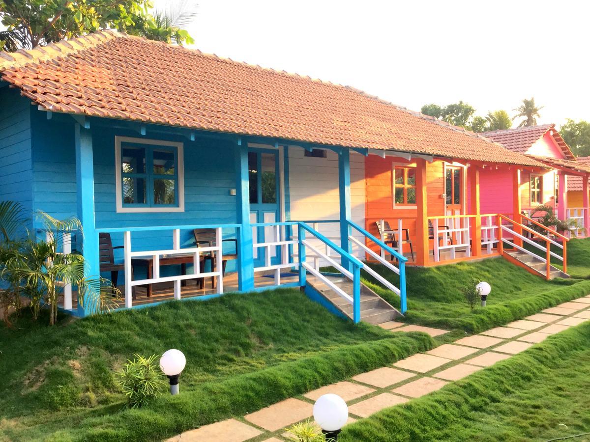 Morjim Queen Beach Resort Bagian luar foto